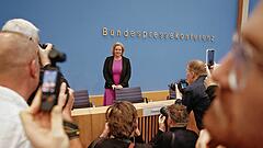 Faeser stellt sich gegen Chef des Flüchtlings-Bundesamts