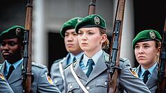 Neue Soldaten auf freiwilliger Basis – vorerst